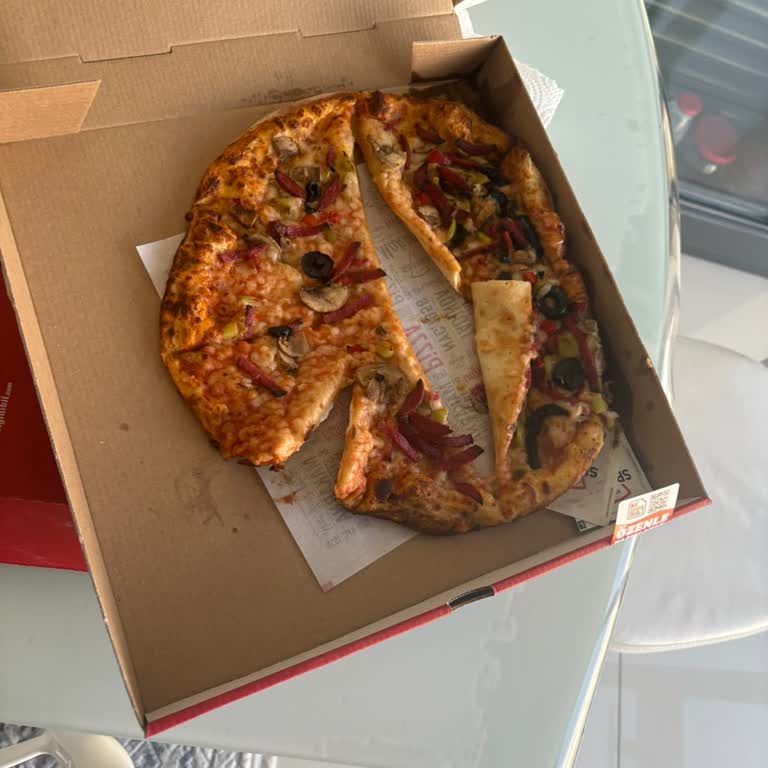 Dağılmış Pizzalar Ve Asansörlü Teslimat: Sbarro Menemen Şubesi Hayal Kırıklığı