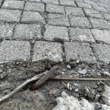 AYEDAŞ Enerjisa’nın Eski Duvar Demiri Araç Lastiğini Patlattı