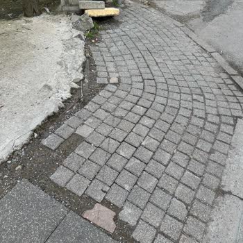 AYEDAŞ Enerjisa’nın Eski Duvar Demiri Araç Lastiğini Patlattı