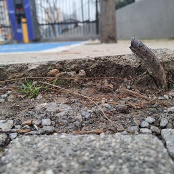 AYEDAŞ Enerjisa’nın Eski Duvar Demiri Araç Lastiğini Patlattı