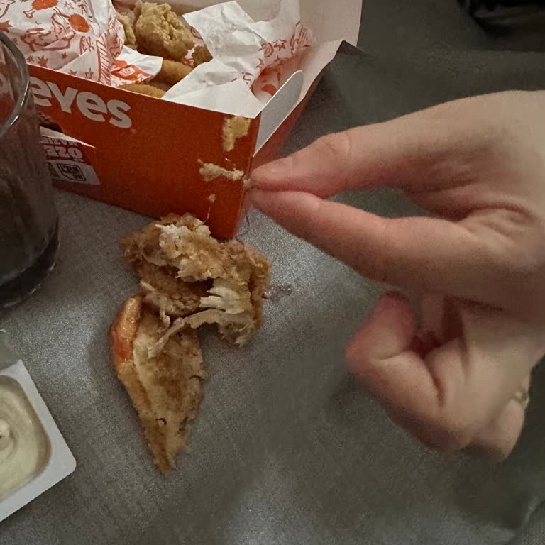 Popeyes Esenyurt Yenikent Hamburgerinde Tel Parçası Çıktı
