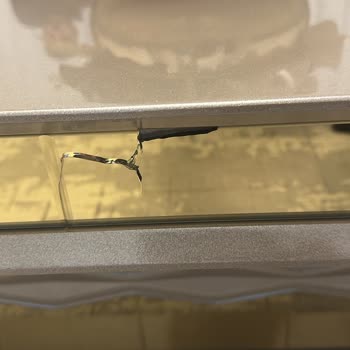 Kırık Orta Sehpa Ve Eksik TV Ünitesi İçin Çözüm Bekleniyor