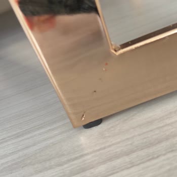 Kırık Orta Sehpa Ve Eksik TV Ünitesi İçin Çözüm Bekleniyor