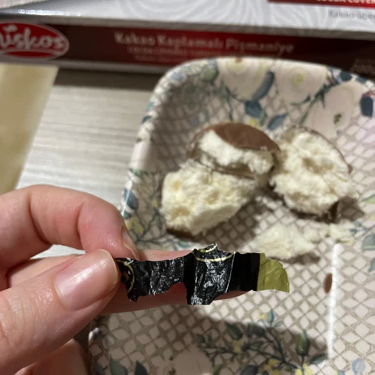 Miskos Kakao Kaplamalı Pişmaniyede Jelatin Parçası Bulundu