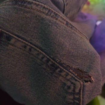 Mavi Kadın Jean Üzerinde Kısa Sürede Yırtılma Ve Kalite Hayal Kırıklığı