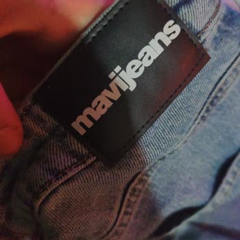 Mavi Kadın Jean Üzerinde Kısa Sürede Yırtılma Ve Kalite Hayal Kırıklığı