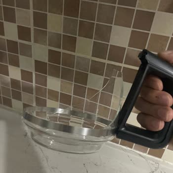 Philips Çaycısı Kapağı Kırıldı Ve Elimde Kanama Oluştu