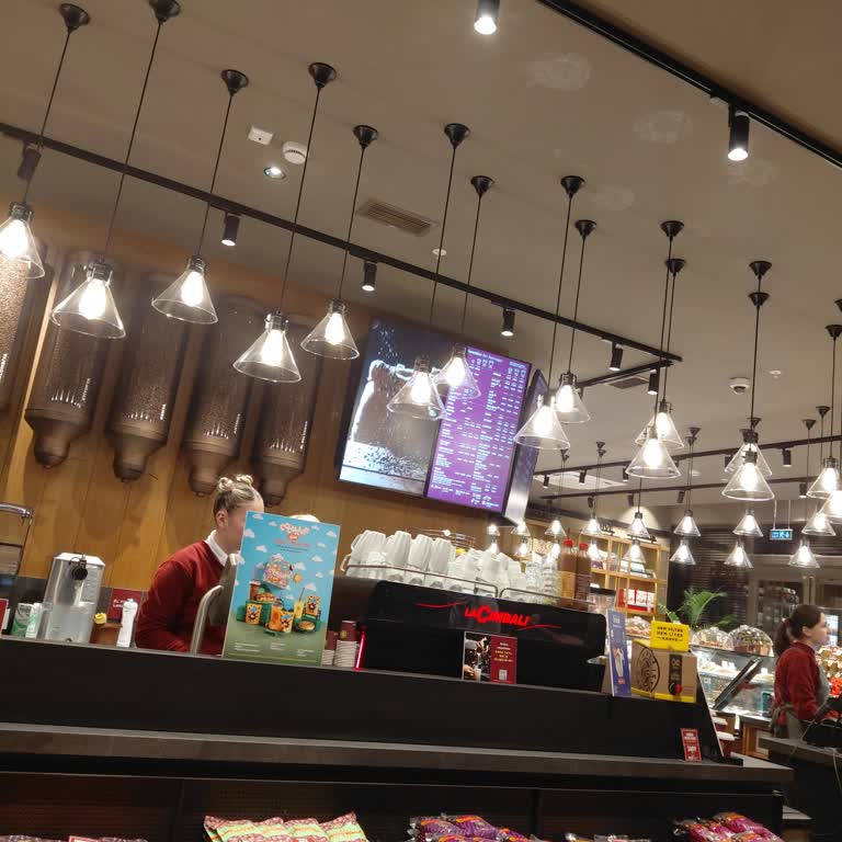 Garsonların Kaba Tavrı, Geciken Siparişler Ve Bakımsız Zemin Şikayeti