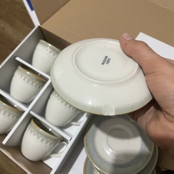 Fincan Takımında Eksik Ve Kırık Altlıklar