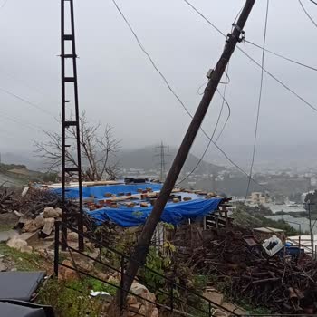 Evim Önündeki Eğik Telekom Direği Çocuklarımızı Tehdit Ediyor