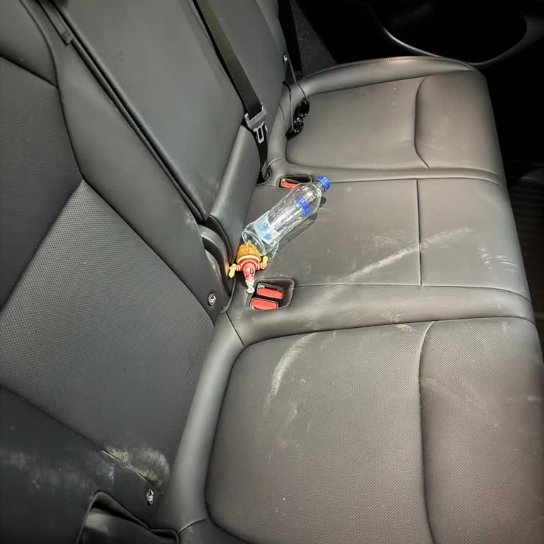 Korupark Oto Yıkama’da Arka Bölge Temizlenmedi Ve Su Şişesi Unutuldu