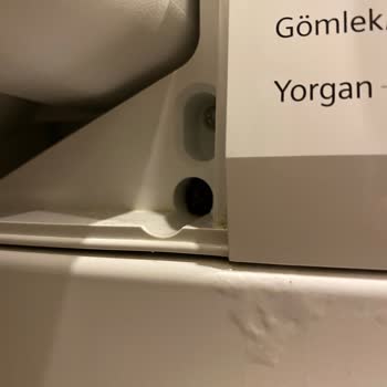 Siemens IQ500 Çamaşır Makinesinde Boya Dökülmesi Üretim Hatası Şikayeti