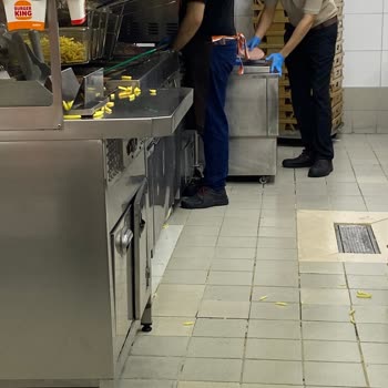 Mersin Forum Burger King Şubesinde Hijyen İhlali Ve Saygısız Personel