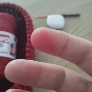 Bravo İplikleri Boho Simli Kırmızı Makrome İle Örerken Parmaklarımı Boyadı