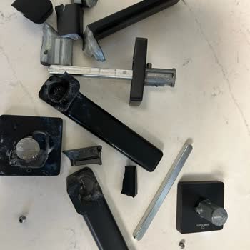 Çebi Design Yaklaşık 6 Ay Sonra Kapı Kolları Tek Tek Kırılmaya Başladı