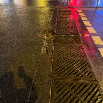 Yakuplu Mahallesi Osmangazi Caddesi'nde Su Kanalı Çökmesi Aracımın Jant Ve Lastiğini Zedeledi