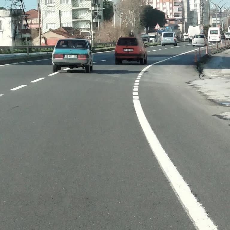 Telefonla Konuşan Şoförün Ani Şerit Değişikliği Neredeyse Kazaya Yol Açtı