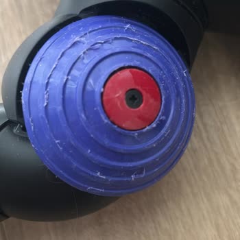 Dyson V16 Dikey Süpürge Tekerlek Sorunu Ve Saç Birikmesi Nedeniyle Zemin Çizilmesi