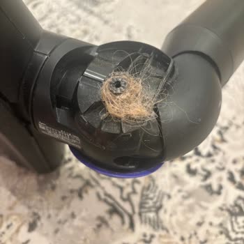 Dyson V16 Dikey Süpürge Tekerlek Sorunu Ve Saç Birikmesi Nedeniyle Zemin Çizilmesi