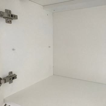 Alan Mobilya Giresun Hem Eksik Raflar Var Hem De Mobilyalarda Belirgin Boya Hataları Bulunuyor