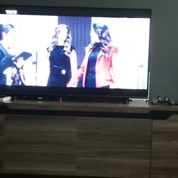 Renkli Parlak TV Ekran Sorunu Göz Sağlığını Tehdit Ediyor Ve Değişim Talebi