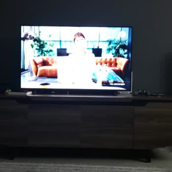 Renkli Parlak TV Ekran Sorunu Göz Sağlığını Tehdit Ediyor Ve Değişim Talebi