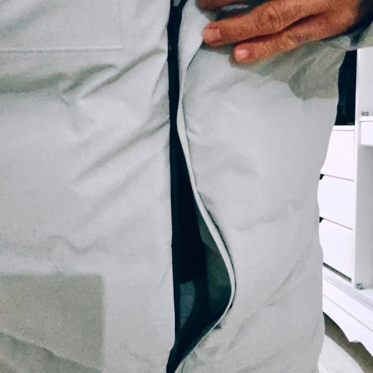 Fermuarı Bozulan Mont Bir Ay Bekletti, Mağaza Açıklama Yapmadı Ve İade Talep Ediyor