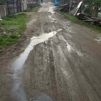 Yağmurda Çamurla Kaplanan Yol İçin Acil Çözüm Talebi