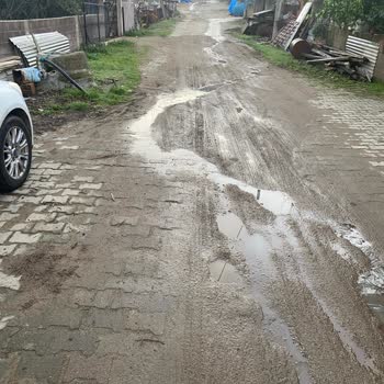 Yağmurda Çamurla Kaplanan Yol İçin Acil Çözüm Talebi