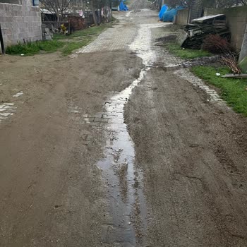 Yağmurda Çamurla Kaplanan Yol İçin Acil Çözüm Talebi