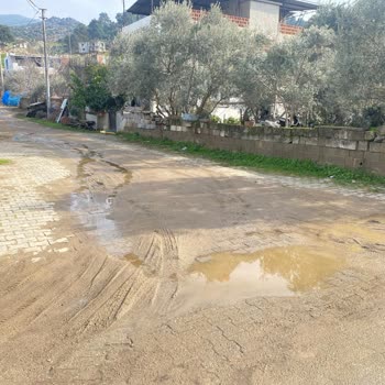 Yağmurda Çamurla Kaplanan Yol İçin Acil Çözüm Talebi