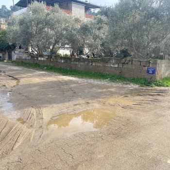 Yağmurda Çamurla Kaplanan Yol İçin Acil Çözüm Talebi