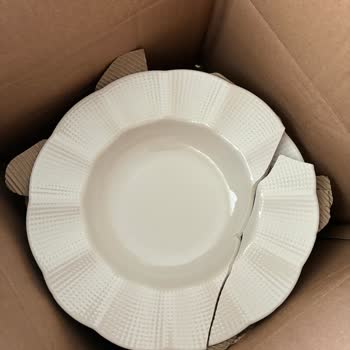 Kırık Tabaklar İçin Ücretsiz Değişim Talebi Ve Cevap Bekleniyor