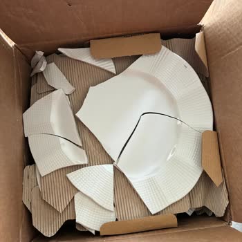 Kırık Tabaklar İçin Ücretsiz Değişim Talebi Ve Cevap Bekleniyor