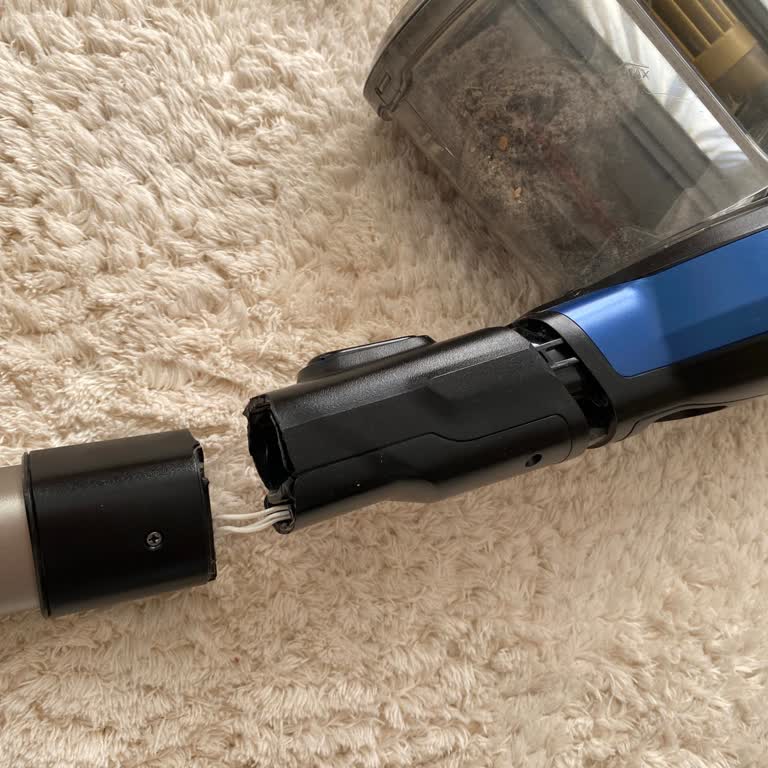 Philips XC8049/01 Şarjlı Dikey Süpürge Gövdesi Kırıldı, Ücretsiz Parça Değişimi Talep Ediyorum