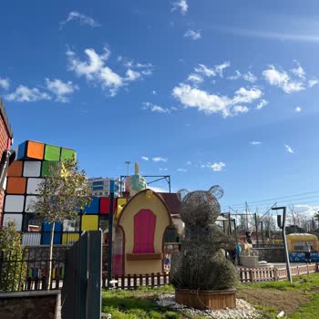 Menemen Belediyesi Çocuk Oyun Köyü'nde Kabin Memuru Sözü Boş, Çocuğum 20 Dakika Sadece Oturdu