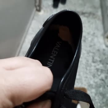 Valentino Ayakkabısının İç Astarı Kısa Sürede Yırtıldı, Ücret İadesi Talebi