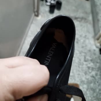 Valentino Ayakkabısının İç Astarı Kısa Sürede Yırtıldı, Ücret İadesi Talebi