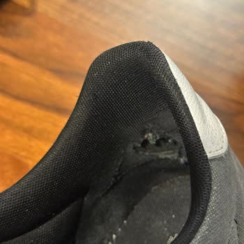 Deformasyonlu Adidas Ayakkabılar Ve Onarım Reddi