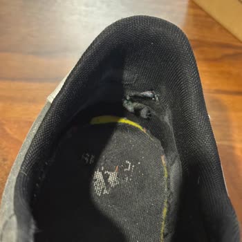 Deformasyonlu Adidas Ayakkabılar Ve Onarım Reddi