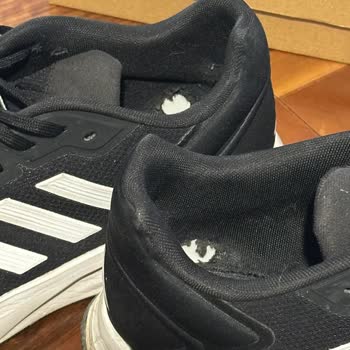 Deformasyonlu Adidas Ayakkabılar Ve Onarım Reddi