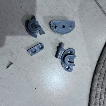 Adore Ayakkabılıkta Plastik Parçalar Çabuk Kırılıyor, Yedek Parça Uyuşmazlığı