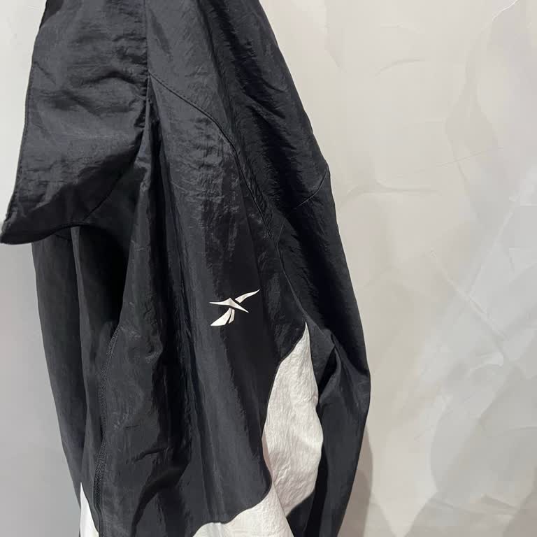 Fişli Reebok Hırkada Değişim İsteği Mağaza Tarafından Reddedildi Ve Umursamaz Cevap Verildi