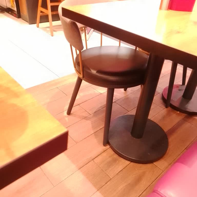 Tavuk Dünyası Şubesinde Hijyen İhlali Aynı Bezle Çatal Bıçak Ve Masalar Siliniyor