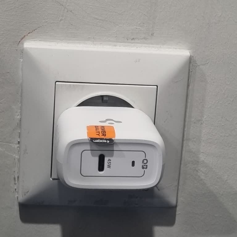 Spigen Şarj Aleti Bir Yıl İçinde Bozuldu, Garanti Değişimi Talep Ediliyor