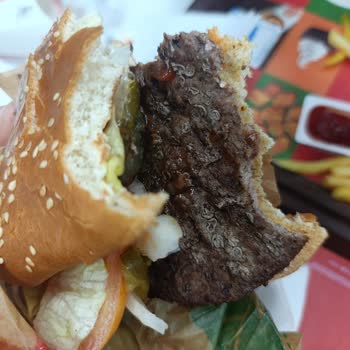 Whopper Menüsünde Kötü Koku Ve Bozulmuş Köfte, Kasiyer İade Reddetti