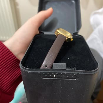 Vintage Saat Kutusu Kirli Ve Yıpranmış, Yeni Kutu Talebi