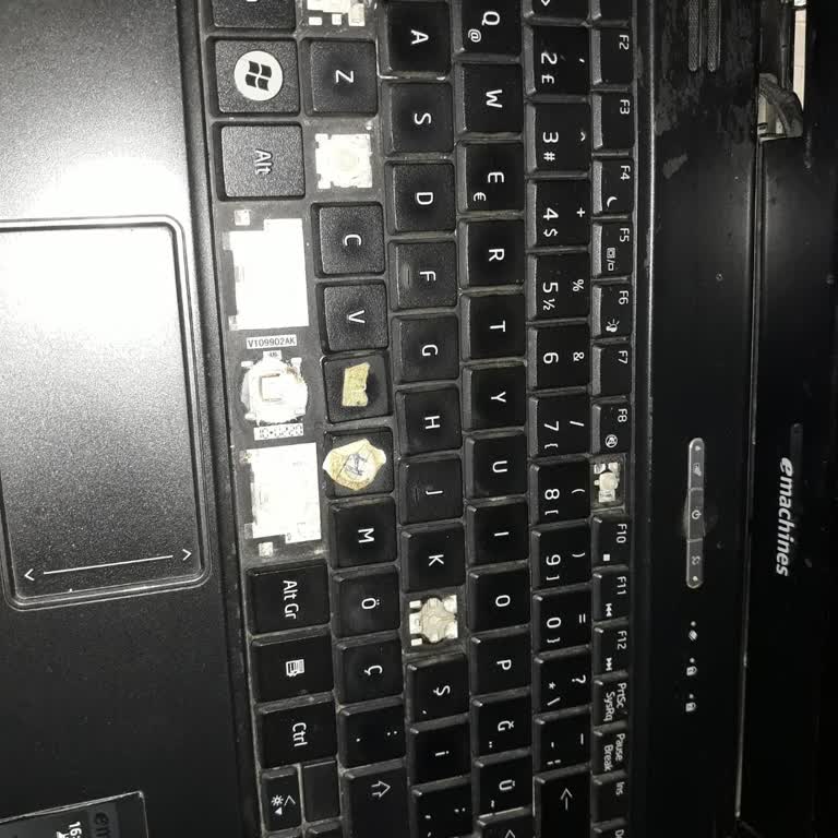 Acer Laptopum İlk Gün Yanıp Kullanılamaz Oldu, Servis Çözüm Sunmadı