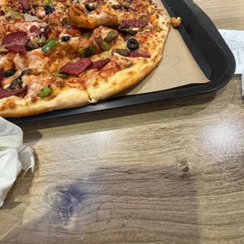 Sbarro Şubesinde Tavuk Kanadında Çıkan Metal İğne Gıda Güvenliğini Tehlikeye Attı