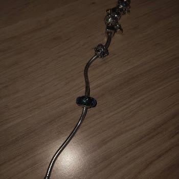 Pandora Charm'ı Sıkıştı, Mağaza Yardımcı Olmadı